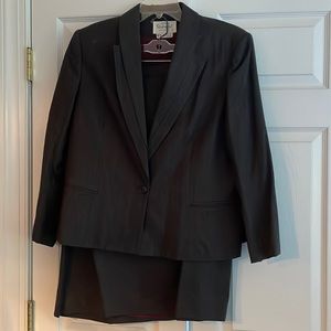 Handmacher skirt suit